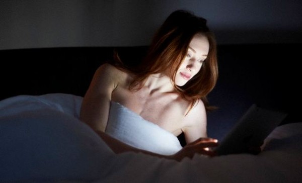 hạn chế sử dụng ipad, điện thoại khi chuẩn bị đi ngủ