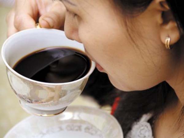 hạn chế sử dụng cà phê trước khi đi ngủ, nên uống trước 14 giờ