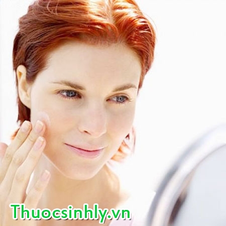 cach-dung-kem-duong-da-ban-ngay-1