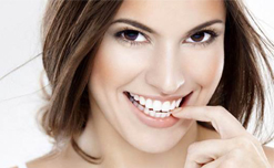 Cách làm răng trắng sáng không cần đến nha khoa